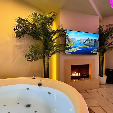 2 Bedroom Family Suite With Jacuzzi - 1 Minute Walk From The Beach شقة