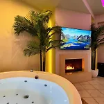 2 Bedroom Family Suite With Jacuzzi - 1 Minute Walk From The Beach דירה