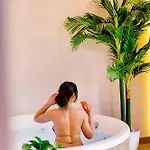 דירה 2 Bedroom Family Suite With Jacuzzi - 1 Minute Walk From The Beach Stómion